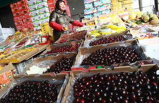 2月19日,上海农产品中心批发市场内,一位进口水果批发商在照...